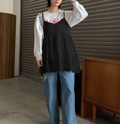 FRIFUL Solid Embroidered Lace Open Slot Camisole – เสื้อกล้ามสีเรียบปักลูกไม้เปิดช่อง FRIFUL